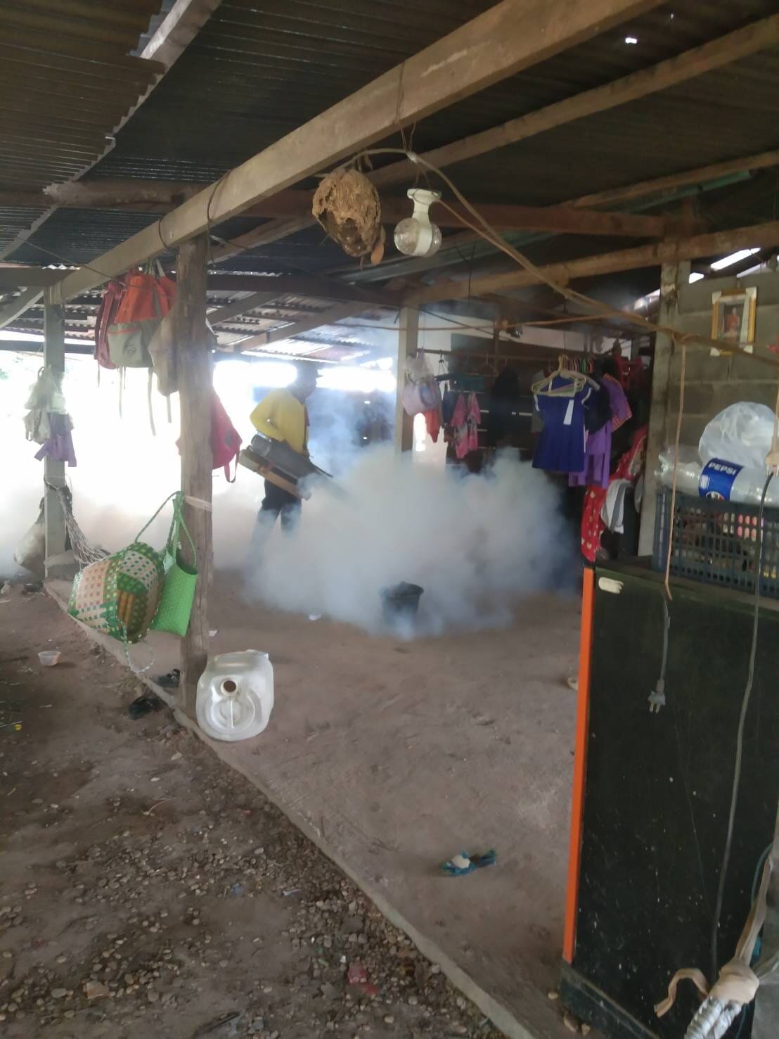 วันที่ 4 กันยายน 2567 นายธีรพงษ์ วงค์ผา นายกองค์การบริหารส่วนตำบลสารภี มอบหมายให้##งานป้องกันและบรรเทาสาธารภัยและงานสาธารณสุข ออกฉีดพ่นหมอกควันบริเวณบ้านผู้ป่วยโรคไข้เลือดและบริเวณระยะใกล้เคียง 100 เมตร